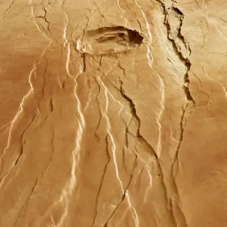 3. पंजाचे हे ठसे पाहता एखाद्या महाकाय जनावराने मंगळावर खरचटल्यासारखं दिसतं. मात्र, हे ठसे निर्माण होण्याचं कारण वेगळं आहे. मंगळावर ज्वालामुखी तयार होत असताना नैसर्गिक भूवैज्ञानिक प्रक्रियेमुळे हे ठसे निर्माण झाले असावेत असं सांगण्यात येतं. (ESA)