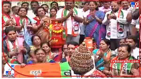 Pune NCP Agitation : कमळाबाईची आरती करून राष्ट्रवादीनं केला वाढलेल्या महागाईचा निषेध; पुण्यातल्या शनिपार चौकात आंदोलन