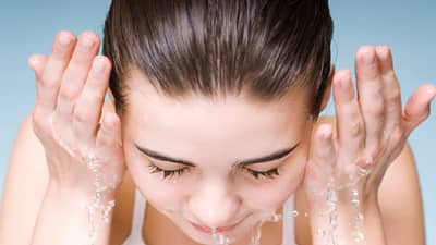 उन्हाळ्यामध्ये पिंपल्स आणि कोरड्या त्वचेची समस्या दूर करण्यासाठी फेसवॉश करताना या टिप्स फाॅलो करा!