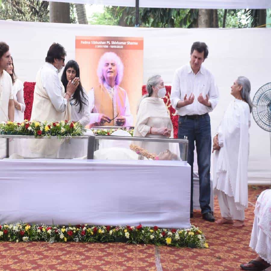 संतूर वादक पंडित शिवकुमार शर्मा यांचे नुकतेच मुंबई येथे हृदय विकाराच्या झटक्यानं निधन झाले. वयाच्या ८४ व्या वर्षी अखेरचा श्वास घेतला.