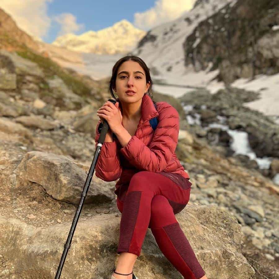 अभिनेत्री सारा अली आपल्या व्यस्त शेड्युल मधून वेळ मिळेल तेव्हा भटकंती करताना दिसून येते. साराने नुकतेच आपल्या इन्स्ट्राग्रामवर जम्मू-काश्मीर ट्रेक चे फोटो पोस्ट केले आहेत.