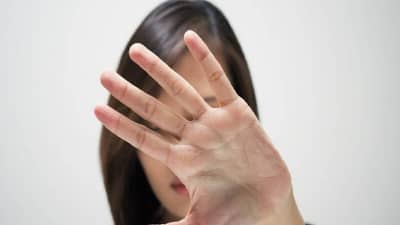 Lifestyle : असं मागं मागं वळून काय बघता? गाण्याचं ठिकय पण कुणी शरीरावर नजरा खिळवत असेल तर समजा धोका ! वाचा नवा सर्वे