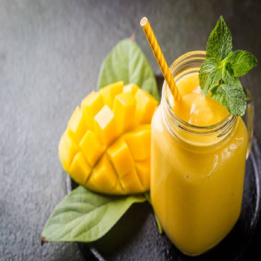 उन्हाळ्यात मँगो शेक पिण्यावर सर्वांचाच भर असतो. मात्र, जास्त प्रमाणात मँगो शेक प्यायल्याने आरोग्याच्या अनेक समस्या उद्भवू शकतात. आंब्यात गोडवा आणि आंबटपणा असतो, अशा वेळी त्यापासून बनवलेले शेक प्यायल्याने नुकसान होऊ शकते. जाणून घ्या त्यामुळे होणारे नुकसान.