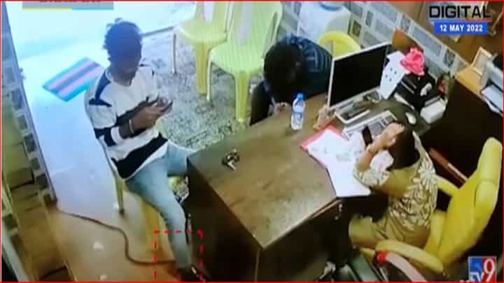 Palghar : ऑफीसमध्ये साप घुसला कर्मचाऱ्यांची धावपळ Palghar : ऑफीसमध्ये साप घुसला कर्मचाऱ्यांची धावपळ