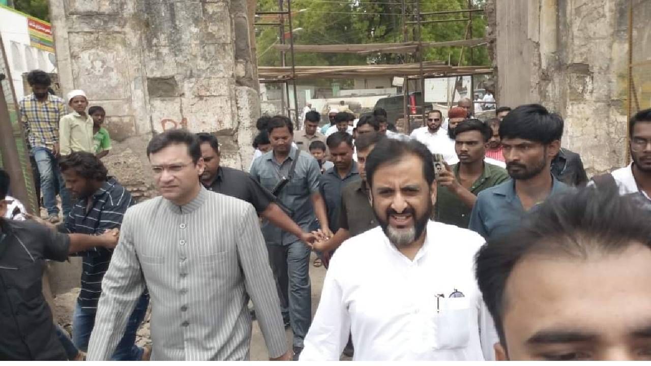 Aurangabad |  MIM नेते अकबरुद्दीन ओवैसी औरंगाबादेत, धार्मिक स्थळांना भेटी, ओवैसींना भेटण्यासाठी कार्यकर्त्यांची तुफान गर्दी