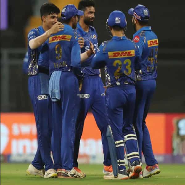 IPL 2022 स्पर्धेत मुंबई इंडियन्सने चांगलं प्रदर्शन केलं नाही. प्लेऑफच्या शर्यतीतून बाहेर होणारा मुंबई इंडियन्स पहिला संघ ठरला. आता मुंबई इंडियन्सने काही सामने जिंकलेत. पण त्यामुळे इतर संघाचं समीकरण बिघडलं आहे. मुंबईने चेन्नई सुपर किंग्सवर विजय मिळवला. त्यामुळे त्यांचं प्लेऑफमधील आव्हान संपुष्टात आलं. गुरुवारी दोन्ही संघांमध्ये सामना झाला. मुंबईने या सामन्यात असं एक काम केलं, जे याआधी या सीजनमध्ये झालं नव्हतं.