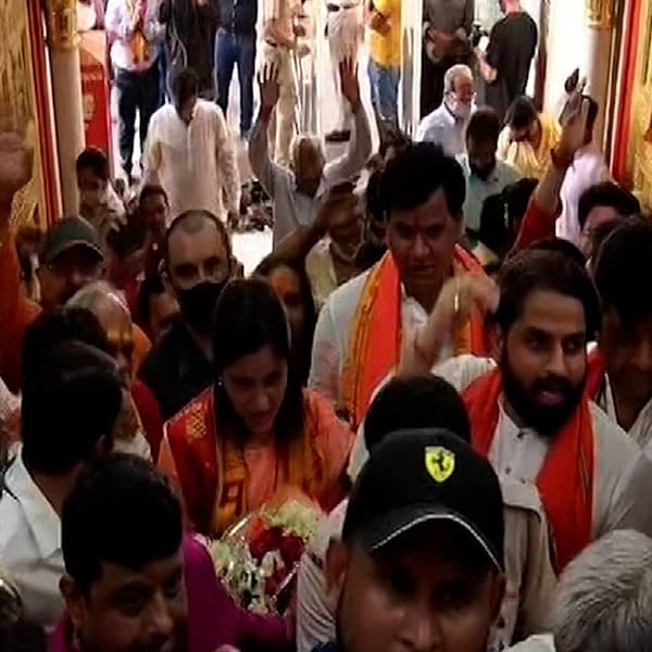 दिल्लीतील प्रसिद्ध हनुमान मंदिरात खासदार नवनीत व आमदार नवनीत राणा यांनी महाआरती केली आहे. दिल्लीतील पाच हजार जुन्या
पांडवकालीन हनुमान मंदिरात ही आरती करण्यात आली.