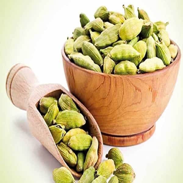 वेलचीचा अनेक खाद्यपदार्थांमध्ये समावेश केला जातो. वेलची अन्नाची चव वाढवण्याचे काम करते. आरोग्याच्या दृष्टीने वेलची खूप फायदेशीर आहे. वेलचीमध्ये मॅग्नेशियम, पोटॅशियम, लोह, कॅल्शियम, व्हिटॅमिन बी6, प्रथिने, फायबर, रिबोफ्लेविन, नियासिन इत्यादी अनेक पोषक घटक आढळतात. दुधात मिसळून वेलची घेतल्याने अनेक आरोग्य समस्या दूर होण्यास मदत होते.