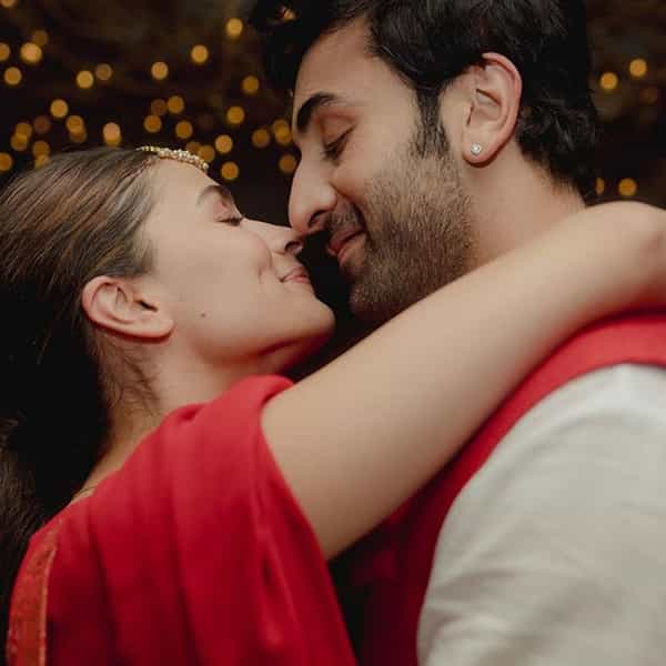 अभिनेता रणबीर कपूर (Ranbir Kapoor) आणि अभिनेत्री आलिया भट्टच्या (Alia Bhatt) लग्नाला महिना पूर्ण झाला असून यानिमित्त आलियाने सोशल मीडियावर रोमँटिक फोटो पोस्ट केले आहेत. लग्नानंतरच्या पार्टीतील हे दोघांचे फोटो आहेत.