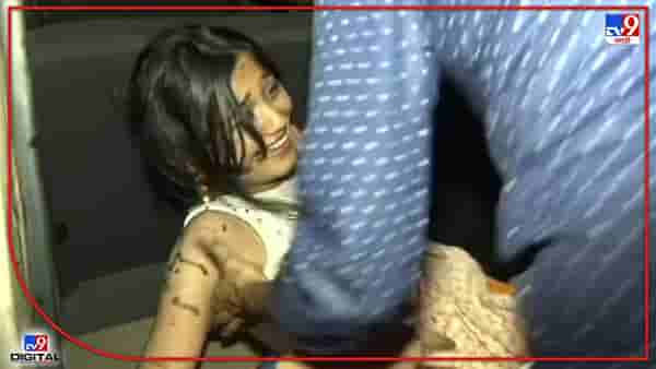 Ketaki Chitle Arrest : कळंबोलीत केतकी चितळेवर शाईफेकीचा हल्ला, काही क्षण गोंधळ; पोलीसांनी गाडीत उठवून बसवलं