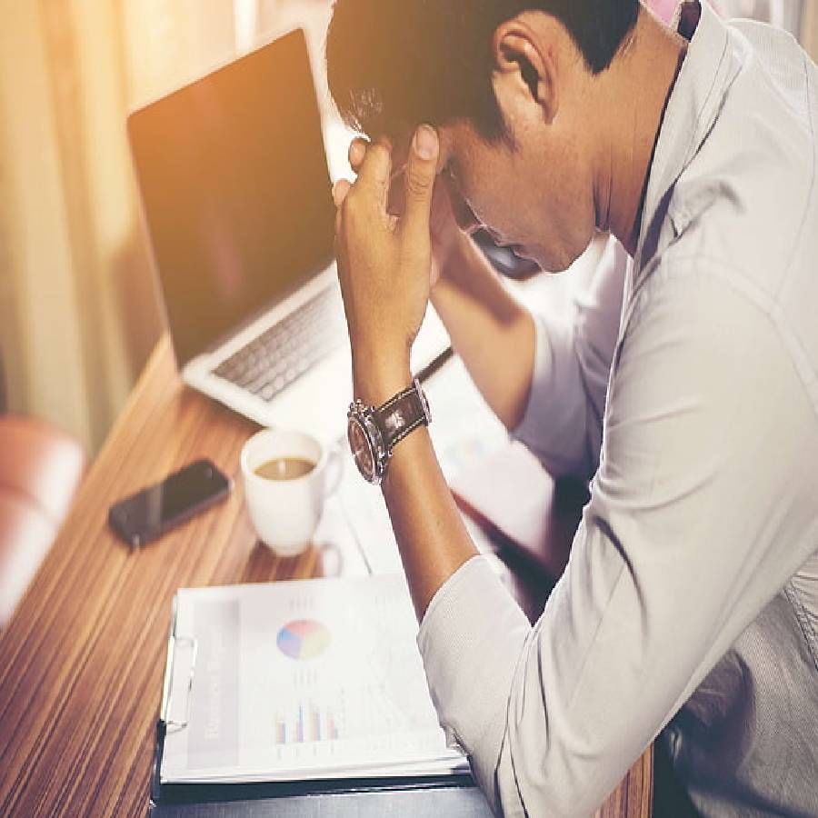 ऑफिसमधील कामाच्या ताणामुळे तणाव निर्माण होतो. आजकाल कॉर्पोरेट कंपन्यांमध्ये खूप मोठी स्पर्धा सुरू झाली आहे. यामुळे ताण-तणाव सामान्य बाब झाली आहे. ऑफिसमध्ये कामाच्या जास्त दबावामुळे व्यक्ती केवळ शारीरिकच नव्हे तर मानसिकदृष्ट्या देखील पूर्णपणे थकतो. ऑफिसमधील तणावामुळे स्वभावात बदल होऊन चिडचिडा स्वभाव माणसाचा बनत जातो. मग घर असो किंवा आॅफिस चिडचिड काही कमी होत नाही. मात्र, हे आपल्या आरोग्यासाठी खूप धोकादायक आहे. 