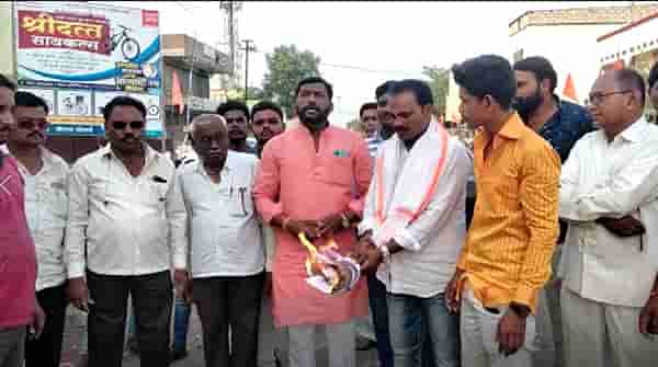 Solapur Ujani Dam Water : सोलापूरचा पाणीप्रश्न पुन्हा पेटला, पालकमंत्र्यांविरोधात राष्ट्रवादीचाच कार्यकर्ता, चंद्रभागेत शेतकऱ्यांचा आक्रोश, मनसेकडून अध्यादेशाची होळी