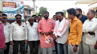 Solapur Ujani Dam Water : सोलापूरचा पाणीप्रश्न पुन्हा पेटला, पालकमंत्र्यांविरोधात राष्ट्रवादीचाच कार्यकर्ता, चंद्रभागेत शेतकऱ्यांचा आक्रोश, मनसेकडून अध्यादेशाची होळी