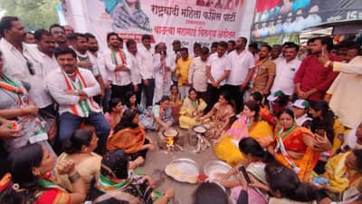 Inflation Effect : भररस्त्यात चुलीवर भाकरी थापल्या, राष्ट्रवादीचे आंदोलन; भाजलेल्या भाकरी पंतप्रधान मोदींना पोस्टाने पाठवल्या!