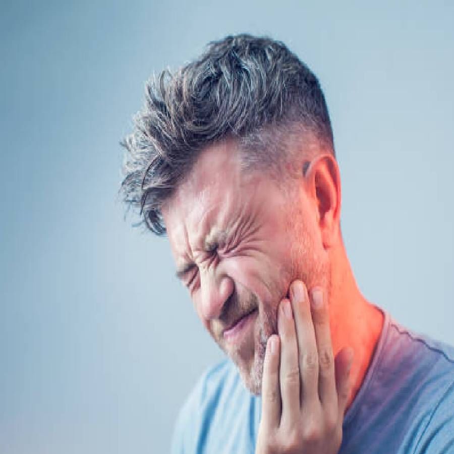 दातदुखी ही एक सामान्य समस्या आहे. अनेकदा लोकांना या समस्येचा सामना करावा लागतो. मात्र, दातदुखीमध्ये होणाऱ्या वेदना या अतिशय खतरनाक असतात. या वेदनांमुळे माणसाचा जीव कासावीस होतो. हिरड्या सुजतात आणि यामुळे चेहऱ्यावर सूजही येऊ शकते. त्यामुळे डोकेदुखीच्या समस्येलाही सामोरे जावे लागू शकते. दातदुखी कोणत्याही वयोगटातील लोकांना होऊ शकते. दातदुखीपासून आराम मिळवण्यासाठी तुम्ही घरगुती उपाय करून पाहू शकता.