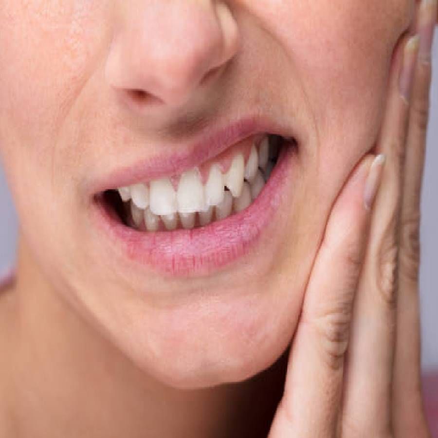 आपण दातदुखीची समस्या दूर करण्यासाठी लवंगाचे तेल वापरू शकतो. लवंगाच्या तेलात रुई भिजवून दात आणि हिरड्यांवर लावा. वेदना कमी होण्यास मदत होईल.
