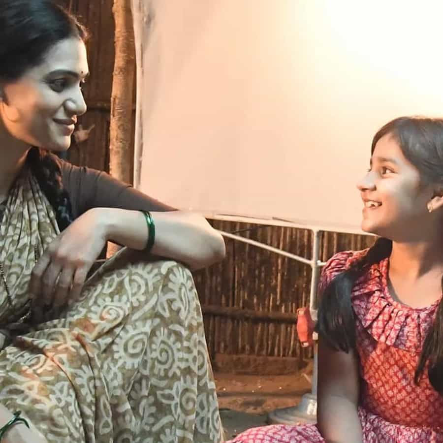 स्टार प्रवाह वाहिनीवर सुरु झालेल्या 'तुझेच मी गीत गात आहे' (Tuzech Mi Geet Gaat Aahe) या मालिकेला प्रेक्षकांचा भरभरुन प्रतिसाद मिळताना दिसतोय. मालिकेत स्वरा आणि वैदेही म्हणजेच अवनी तायवाडे आणि उर्मिला कोठारे यांचे सीन्सही खूप छान रंगत आहेत. पडद्यावरच्या या मायलेकी खऱ्या आयुष्यातही एकमेकांच्या मायलेकी झाल्या आहेत.