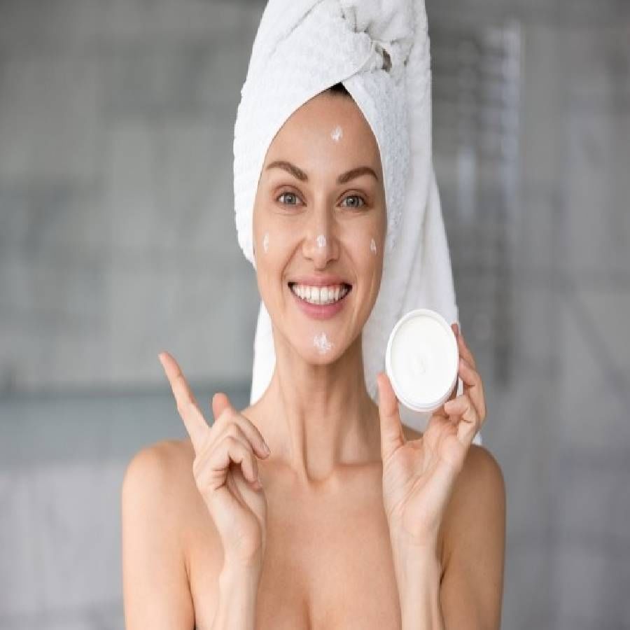 त्वचेवरील टॅन काढण्यासाठी तुम्ही कच्च्या दुधामध्ये मध मिक्स करून चेहऱ्यावर लावा. वीस मिनिटांनंतर आपला चेहरा कोमट पाण्याने धुवा.(वरील टिप्स फाॅलो करण्याच्या अगोदर डाॅक्टरांचा सल्ला नक्की घ्या)