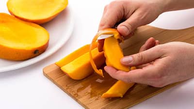 Skin Care | त्वचेच्या समस्या दूर करण्यासाठी आंब्याची साल फायदेशीर, जाणून घ्या कसे वापरायचे!