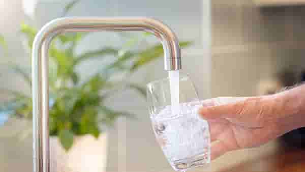 Health | तुम्हीही उभे राहून पाणी पिता का? मग वाचा लगेचच याचे दुष्परिणाम!