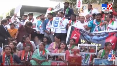 Pune NCP Protest : महागाईची राणी स्मृती इराणी... राष्ट्रवादी महिला कार्यकर्त्यांचं आक्रमक आंदोलन; भाजप-राष्ट्रवादी कार्यकर्ते आमनेसामने!
