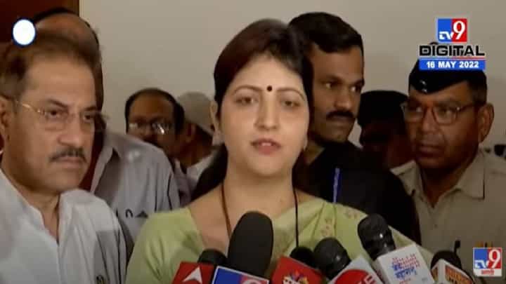 Rupali Chakankar : अशी कीड समाजातून वेळीच ठेचून काढली पाहिजे रुपाली चाकणकरांची सदाभाऊ खोतांवर टीका Rupali Chakankar : अशी कीड समाजातून वेळीच ठेचून काढली पाहिजे रुपाली चाकणकरांची सदाभाऊ खोतांवर टीका