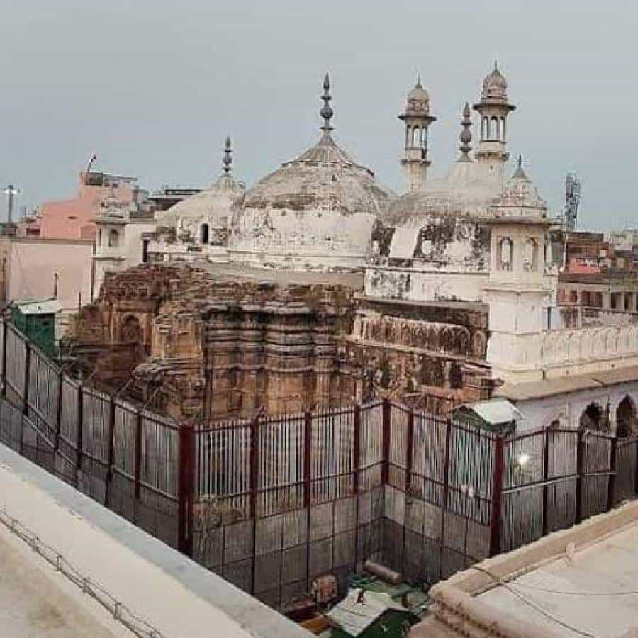 ज्ञानवापीचा वाद संपूर्ण देशभज गाजतोय. सर्वेक्षणाचा काम संपलंय. सर्वेक्षणाच्या तिसऱ्या आणि अखेरच्या दिवशी मशिदीत शिवलिंग सापडल्याचा दावा करण्यात आला आहे. सर्वेक्षण करणाऱ्या पथकाकडून नदींच्या मुर्तीसमोर आढळलेल्या एका तलावाची पडताळमी केली. त्यात एक शिवलिंग आढळलं, असा दावा हिंदू पक्षकारांच्या वकिलांनी केलाय. त्यानंतर मशिदीचा परिसर सील करण्यात आला. फक्त 20 लोकांना मशिदीत नमाज करण्यासाठी परवानगी देण्यात आली आहे. तर दुसरीकडे दावा करण्यात आलेल्या शिवलिंगाचे फोटो देखील व्हायरल झाले आहेत.