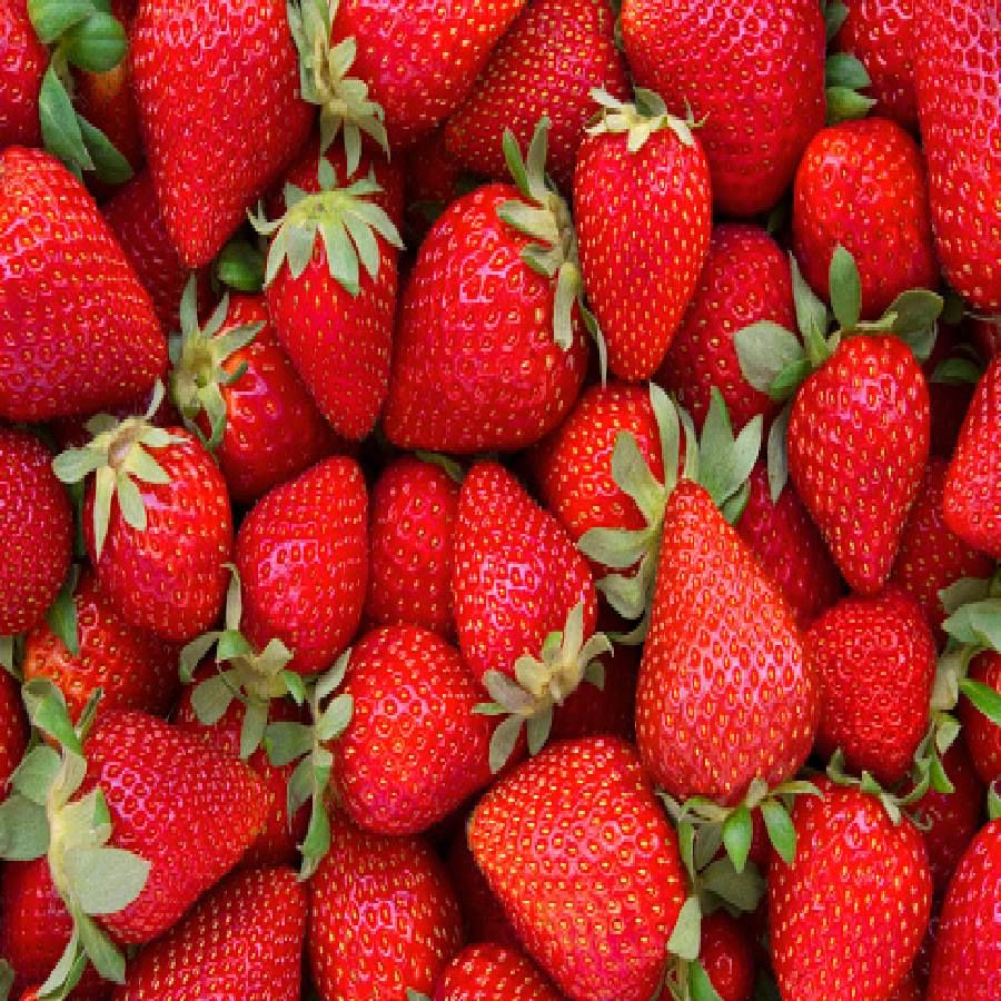 स्ट्रॉबेरी हे एक स्वादिष्ट फळ आहे. त्यात अँथोसायनिन्स नावाचे अँटीऑक्सिडंट असते. त्यात पोटॅशियम, व्हिटॅमिन सी आणि ओमेगा 3 भरपूर प्रमाणात असते. त्यामुळे उच्च रक्तदाब नियंत्रित ठेवण्यास मदत होते. 