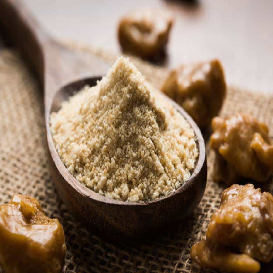 आपल्या सर्वांनाच माहिती आहे की, आपले पोट हे अत्यंत महत्वाचे आहे. आयुर्वेदात असेही सांगितले आहे की पोटाशी संबंधित समस्यांमुळे संपूर्ण शरीराची यंत्रणा बिघडू शकते. पोट निरोगी ठेवण्यासाठी आयुर्वेदात अनेक उपाय सांगण्यात आले आहेत, त्यापैकी एक म्हणजे हिंग आणि मध. दोन्हीमध्ये घटकांमध्ये औषधी गुणधर्म आहेत.