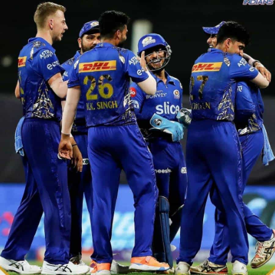 IPL 2022 चा सीजन Mumbai Indians कधीच लक्षात ठेवणार नाही. या सीजनमध्ये त्यांनी सर्वात खराब कामगिरी केली. सलग आठ सामने मुंबईने गमावले. प्लेऑफच्या शर्यतीतून बाहेर पडणारा मुंबई इंडियन्स पहिला संघ ठरला.