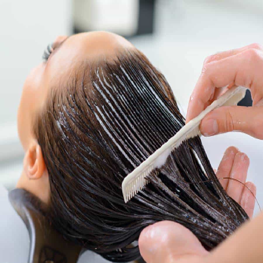 उन्हाळ्यामध्ये असलेल्या गर्मीपासून स्वत: ला सुरक्षित आणि थंड ठेवण्यासाठी आपण विविध पेयांचा आहारामध्ये समावेश करतो. विशेष म्हणजे ही सर्व पेय थंड असतात. जरीही ही पेय पिताना थंड वाटत असले तरीही याचा वाईट परिणाम आपल्या केसांवर होतो आणि परिणामी केस गळतीची समस्या निर्माण होते.