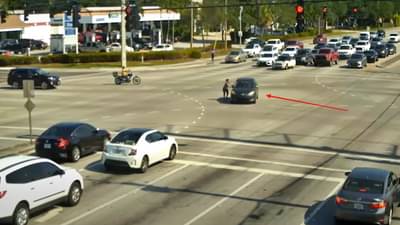 Viral : महिला बेशुद्ध झाली अन् सिग्नल तोडून कार पुढे जाऊ लागली, सुदैवानं वाचले प्राण; पाहा, थरारक Video