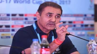 राष्ट्रवादी काँग्रेसच्या प्रफुल्ल पटेल यांना झटका, सर्वोच्च न्यायालयाने फुटबॉल संघटनेच्या अध्यक्ष पदावरुन हटवलं