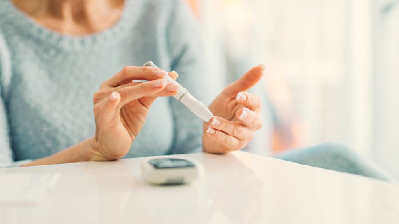 Diabetes Control: मधुमेहाच्या रुग्णांनी गहू, ज्वारी व्यतिरिक्त ‘या’ धान्यांच्या भाकरींचे करावे सेवन, फायदेशीर ठरेल! Diabetes Control: मधुमेहाच्या रुग्णांनी गहू, ज्वारी व्यतिरिक्त ‘या’ धान्यांच्या भाकरींचे करावे सेवन, फायदेशीर ठरेल!