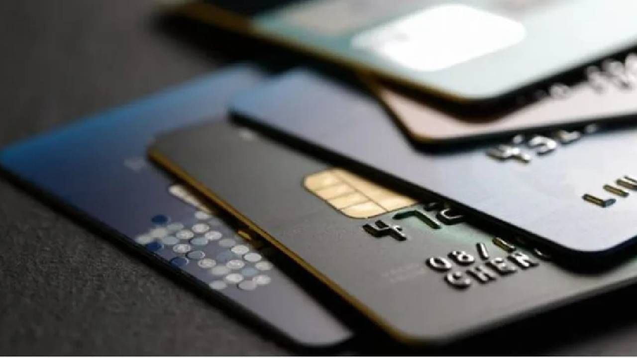 Credit Card Tips: ऑनलाईन खरेदीसाठी हवंय क्रेडिट कार्ड; या चार गोष्टींवर द्या लक्ष