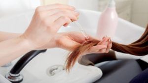 Hair | सीरम केसांवर टॉनिक म्हणून काम करते, जाणून घ्या त्याचे सर्व फायदे आणि कसे वापरावे!