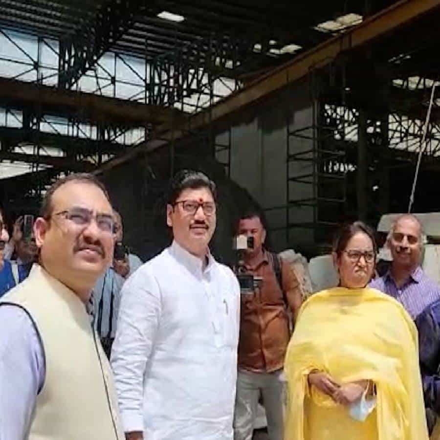 दादर येथील इंदू मिलमधील उभारण्यात येणाऱ्या भारतरत्न डॉक्टर बाबासाहेब आंबेडकर यांच्या पुतळ्याचे अवलोकन आज राज्याचे सामाजिक न्याय मंत्री धनंजय मुंडे आणि शालेय शिक्षण मंत्री वर्षा गायकवाड यांनी केले.