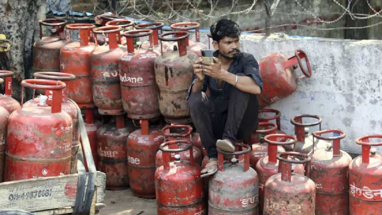 LPG सिलिंडरच्या किंमतीचा फॉर्म्युला, डॉलरचा रेट ते जीएसटी; जाणून घ्या- पॉईंट टू पॉईंट