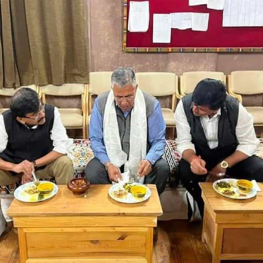 हे फोटो पाहून कुणाला विश्वासही बसणार नाही की काही दिवसांपूर्वी राज्यात एकमेकांवर तुटून पडणारे नेते असे शांत बसून गप्पागोष्टी, हितगूज करत नाष्टा करत बसले असतील.