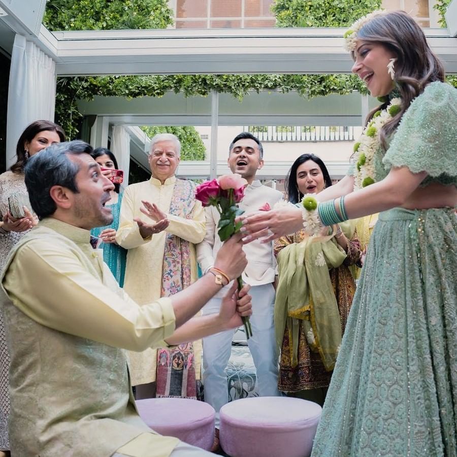 बॉलिवूडमधील प्रसिद्ध गायिका कनिका (Kanika Kapoor) कपूर लग्नबंधनात अडकण्यासाठी सज्ज झाली आहे. एनआरआय बॉयफ्रेंड गौतमशी ती लग्न करणार असून या दोघांचा मेहंदीचा कार्यक्रम नुकताच पार पडला. 
