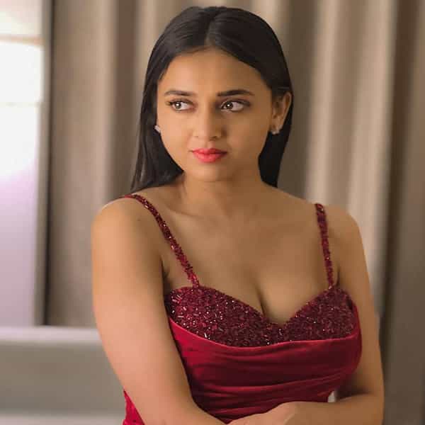 बिग बॉस फेम अभिनेत्री तेजस्वी प्रकाशने हॉट अंदाजातील फोटो आपल्या इंस्टाग्रामवर पोस्ट केले आहे. अत्यंत ग्लॅमरस अंदाजातील हे फोटो सोशल मीडियावर व्हायरल झाले आहेत.