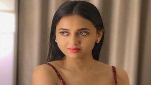 Tejasswi Prakash: बिग बॉस फेम अभिनेत्री तेजस्वी प्रकाशचा 'लेडी इन रेड लुक'  व्हायरल