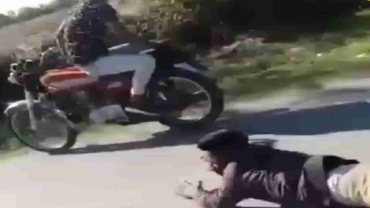 Bike Stunt : स्टाईल मारायला गेला अन्...त्यानंतर जे झालं ते पाहून तुम्हीही थक्क व्हाल, पाहा Video