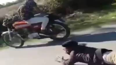 Bike Stunt : स्टाईल मारायला गेला अन्...त्यानंतर जे झालं ते पाहून तुम्हीही थक्क व्हाल, पाहा Video