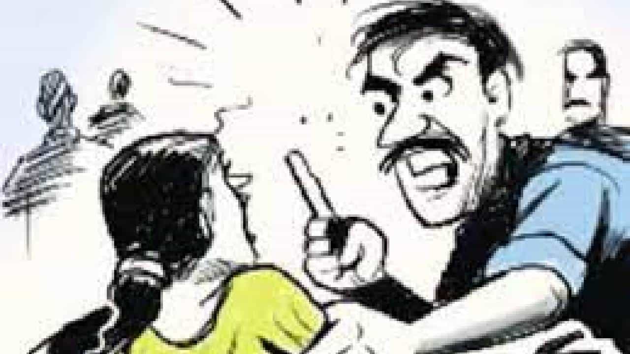 घरातल्या कामवाल्या बाईला इतके मारले की बेशुद्धावस्थेत सापडली, जोडप्याने हात पाय तोडले आणि केसही कापले