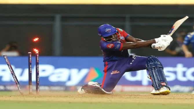 MI vs DC IPL 2022 पॉवेलचा खेळ संपवणारा बुमराहचा परफेक्ट यॉर्कर VIDEO, मुंबईला 160 धावांचं टार्गेट