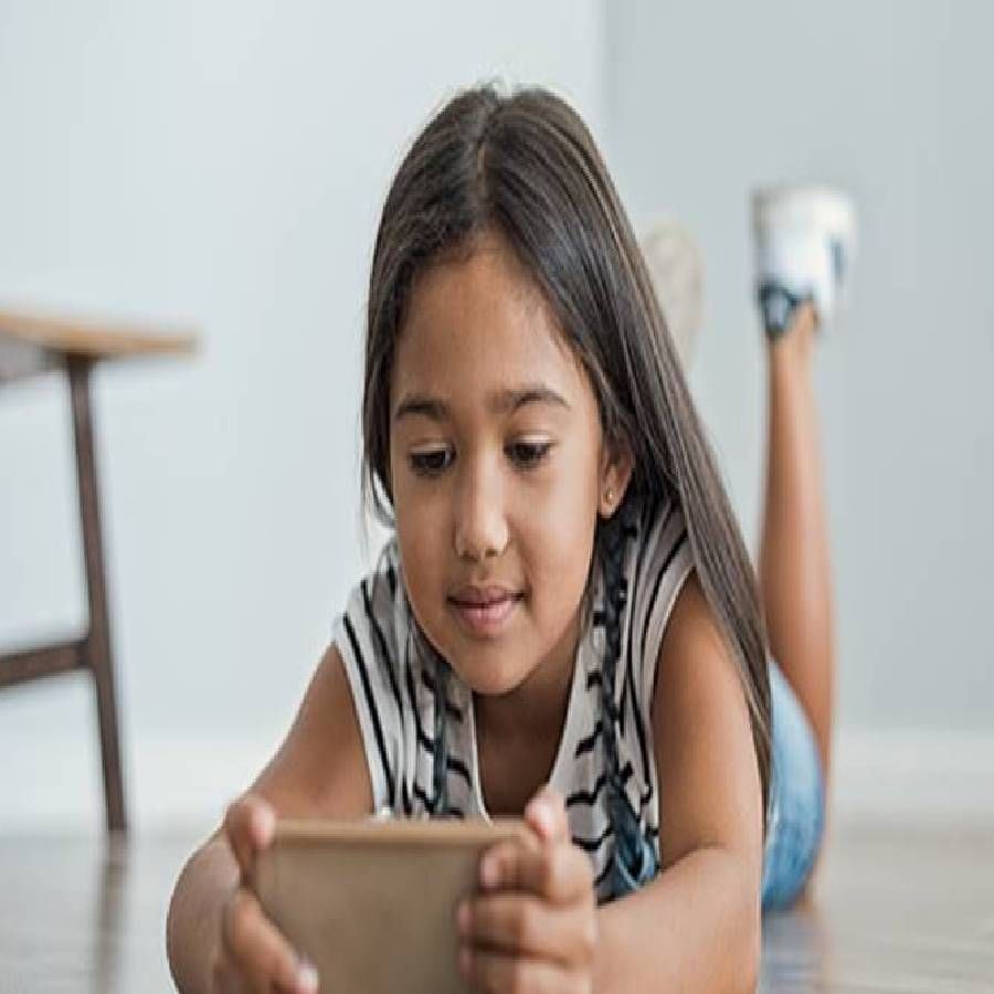 लहान वयामध्येच यामुळे मुलांच्या आरोग्याचा प्रश्न निर्माण होतो आहे. यासाठी मुलांना जास्त वेळ मोबाईल अजिबात देऊ नका. 