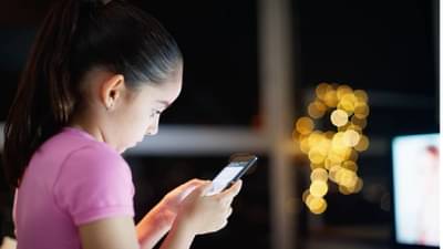 तुमची मुलं किती वेळ मोबाईल-टिव्ही, टॅबलेट बघतात; पालकांनो ठरवा मुलांचा ‘स्क्रीन टाइम’ अन वेळीच ओळखा दुष्परिणाम!