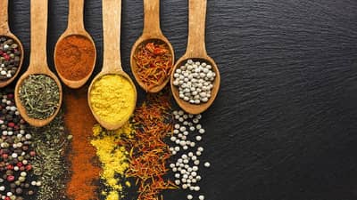 Weight loss | लठ्ठपणा कमी करण्यासाठी आहारात या औषधी वनस्पती आणि मसाल्यांचा समावेश करा!