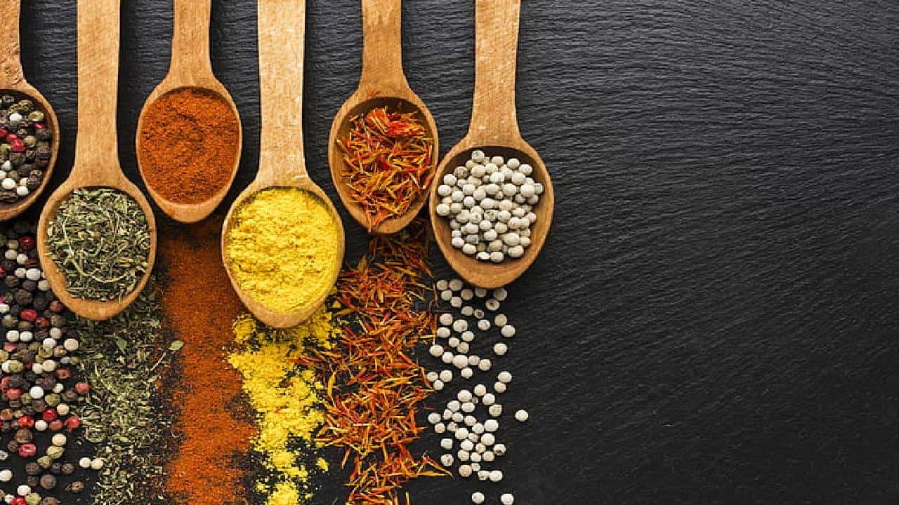 Weight loss | लठ्ठपणा कमी करण्यासाठी आहारात या औषधी वनस्पती आणि मसाल्यांचा समावेश करा!